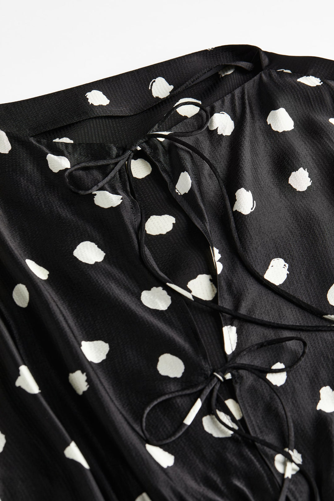 Šifona kleita ar punktiņiem, melna/punktēta