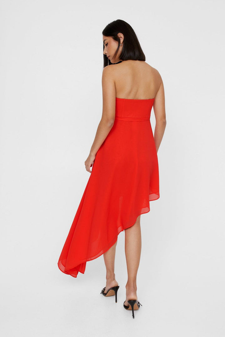 Korsetes bandeau kleita ar asimetrisku apakšmalu