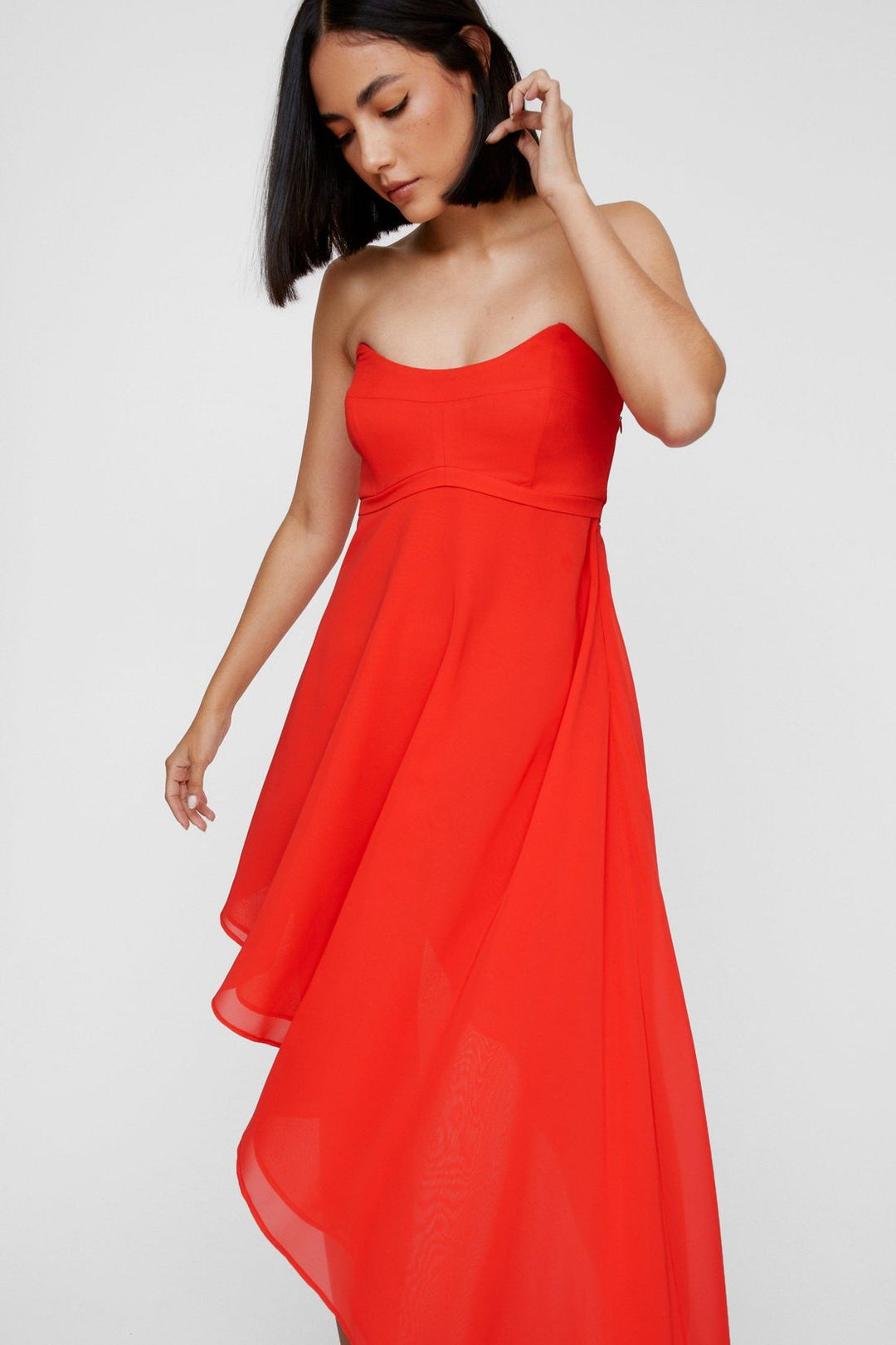 Korsetes bandeau kleita ar asimetrisku apakšmalu