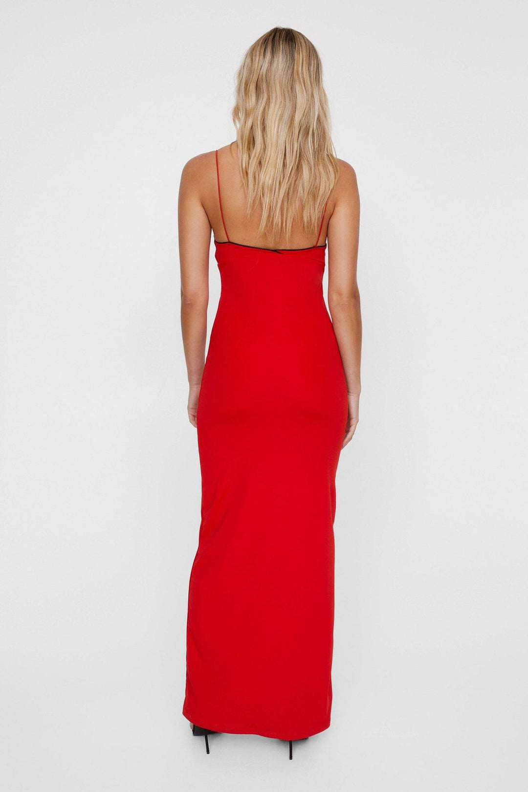 Maxi kleita ar bantītes detaļām un pieguļošu apakškleitu