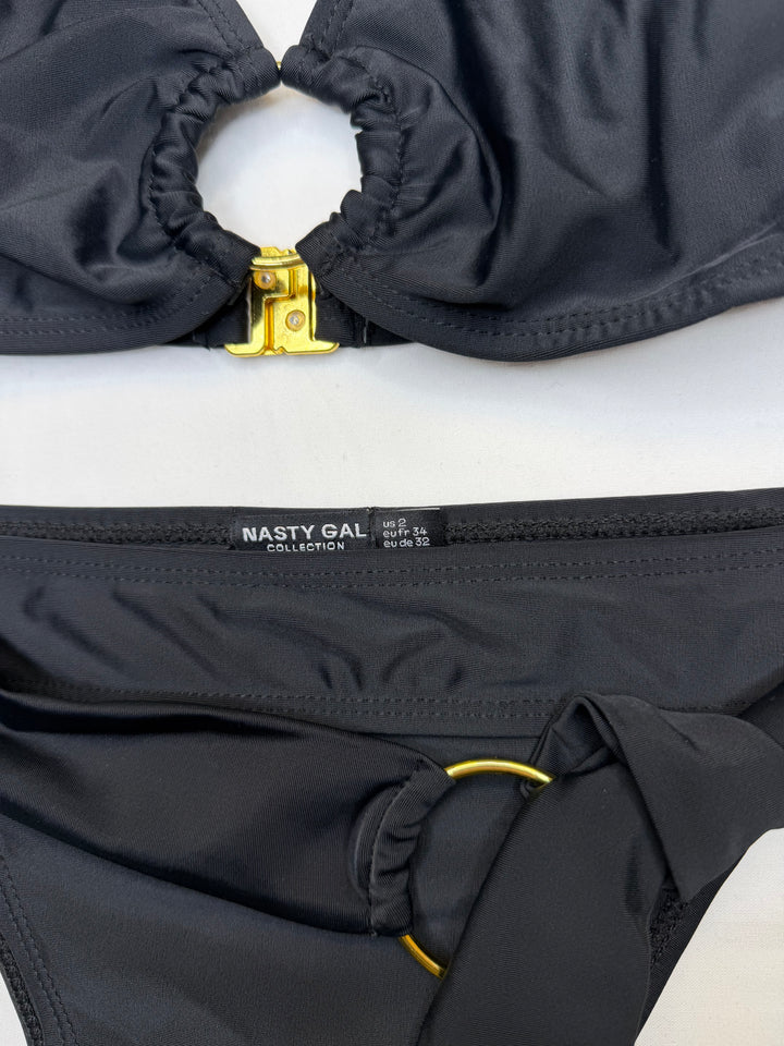 Melns viendaļīgs peldkostīms